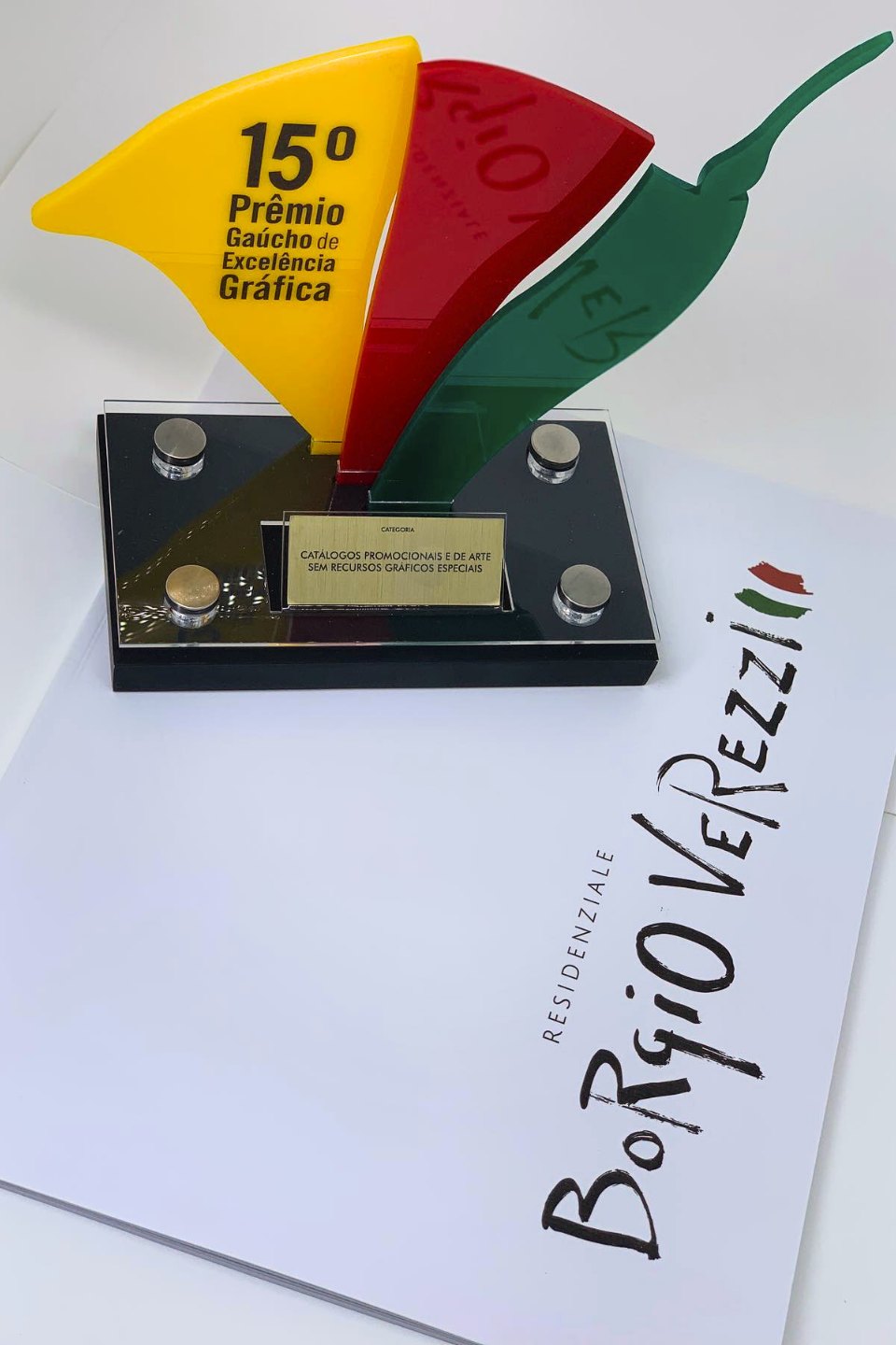 Troféu do 15º Prêmio Gaúcho de Excelência Gráfica sobre o catálogo do Borgio Verezzi