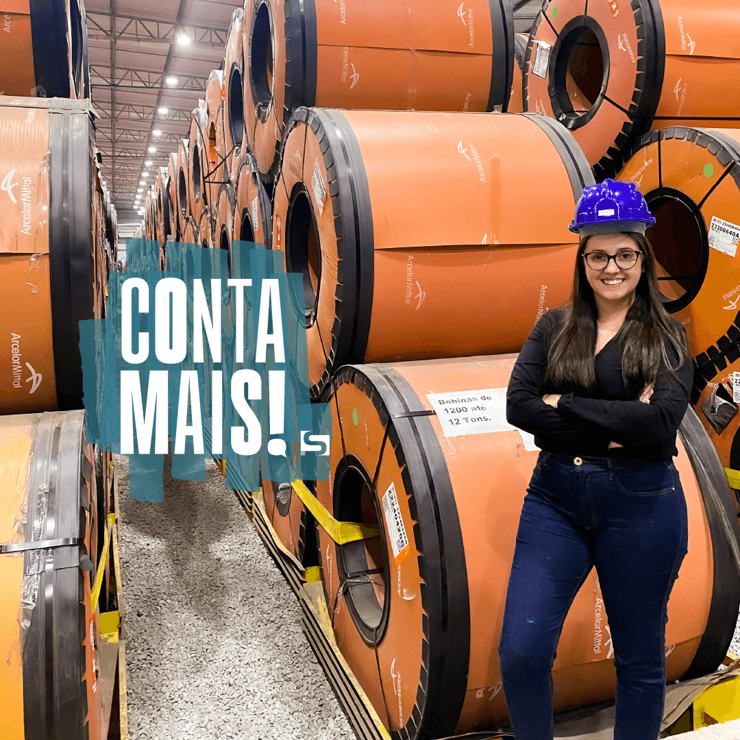 Colaboradora da Sampaio de capacete entre bobinas de aço, peça da campanha interna Conta Mais!
