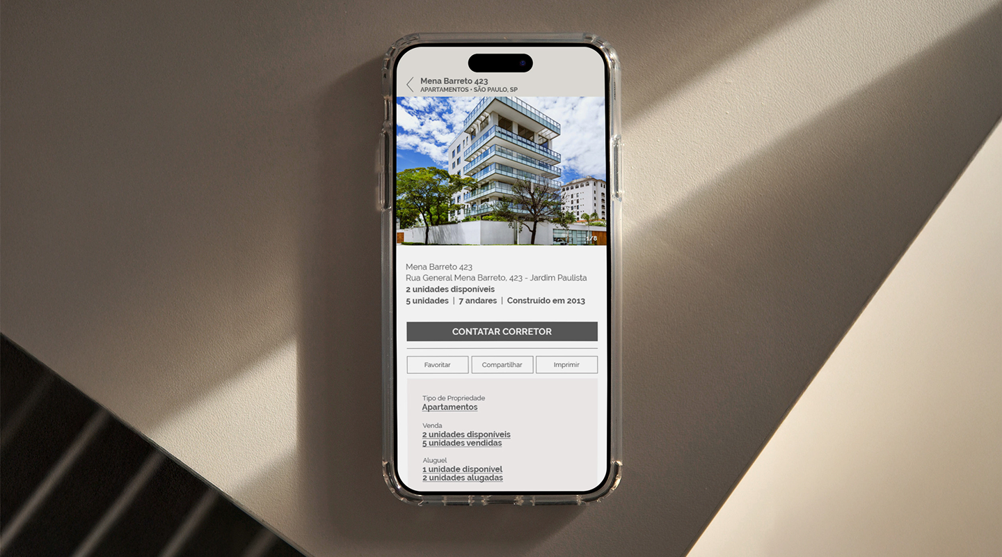 Smartphone exibindo o aplicativo JHSF Real Estate sobre composição arquitetônica em tons de bege
